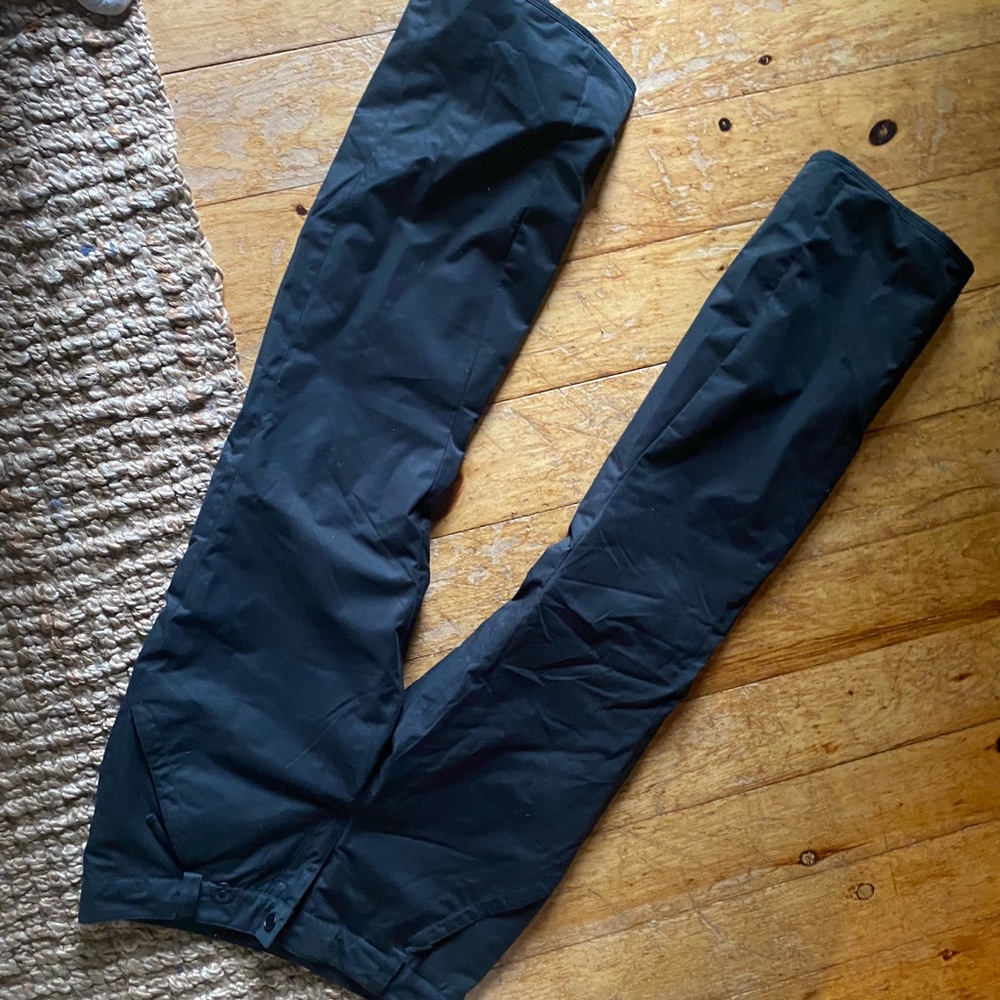 Ladies Volcom black snowpants (fit size medium)